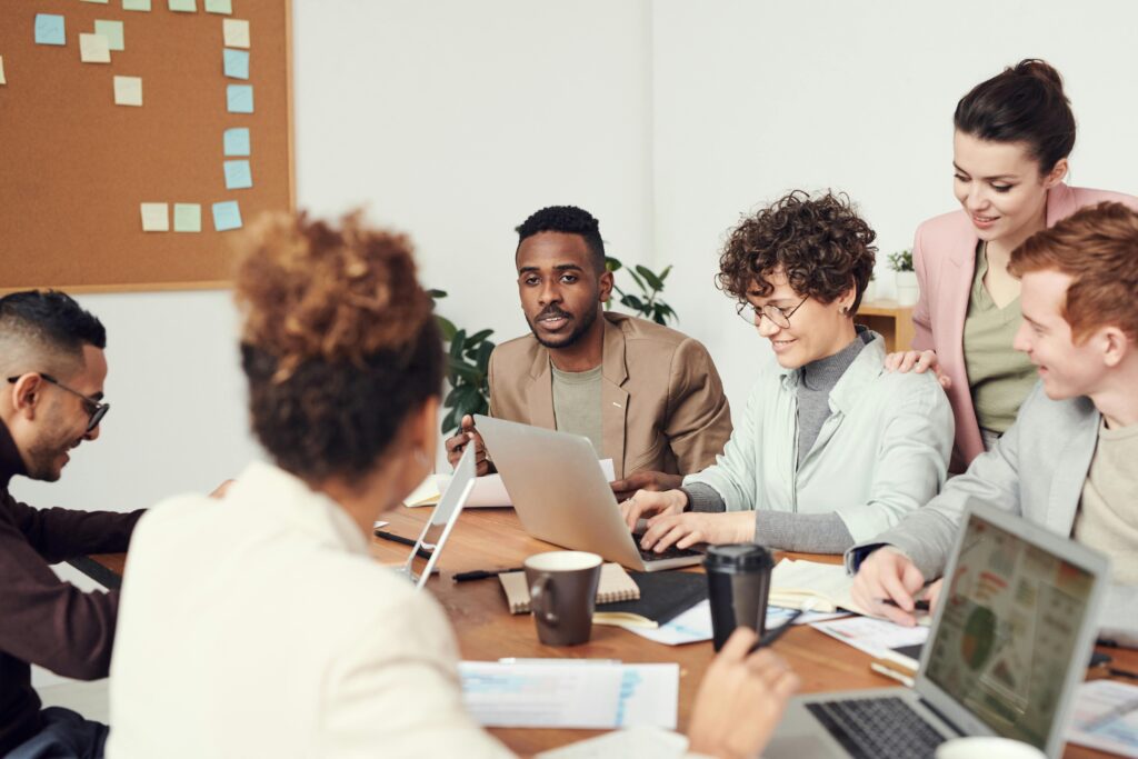 équipe-de-collaborateurs-qui-travaillent-sur-ordinateur