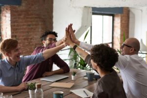 équipe-de-collaborateurs-se-serrant-les-mains