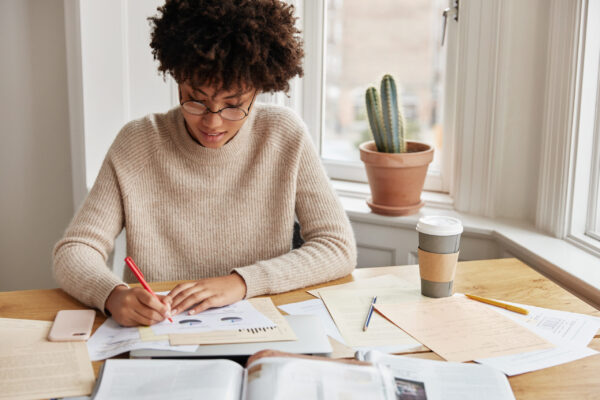 jeune-femme-préparant-un-concours-administratif