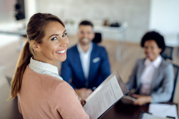 jeune-femme-passant-un-entretien-de-recrutement