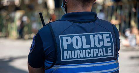 policier-municipal-de-dos